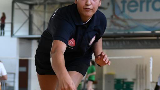 Rapariga em pleno jogo a efetuar um gesto técnico, a devolver o volante