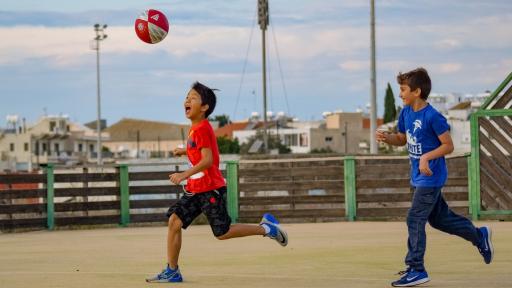 Futebol Crianças jogando futebol