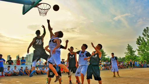Basquetebol Crianças jogando basquetebol