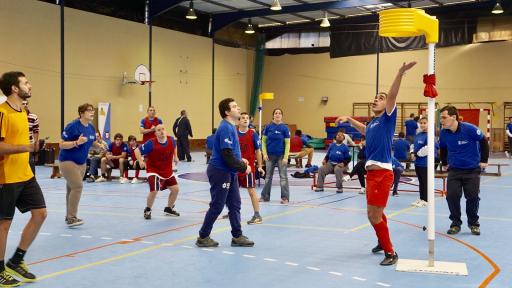 Corfebol Estudantes a jogar Corfebol no pavilhão