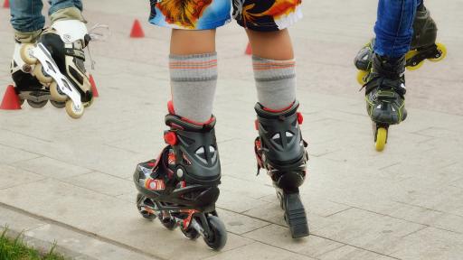 Patinagem jovem a aprender patinagem