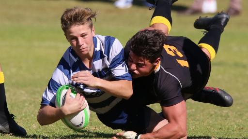 Rugby jovens a jogar rugby