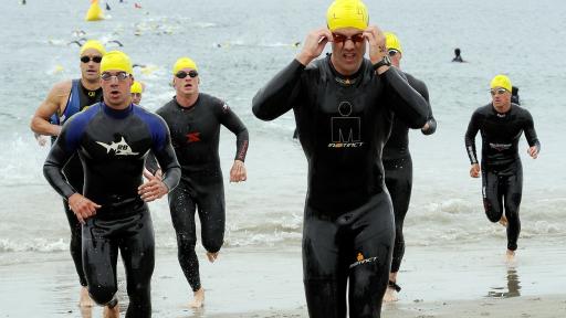 Triatlo participantes de prova de triatlo a sair da agua