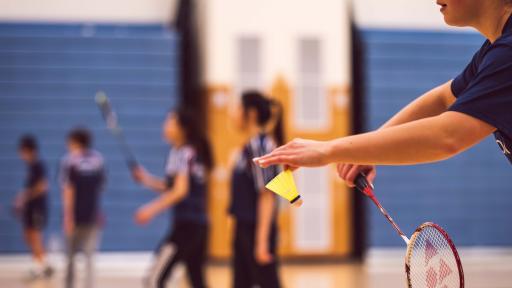 Badminton Estudantes a jogar Badminton na aula de educação fisica