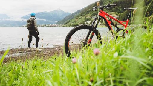 Sports-and-the-Environment.jpg Na natureza um homem observa a paisagem com a sua bicicleta ao lado