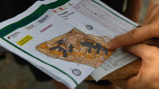 Professor a segurar um mapa de orientação