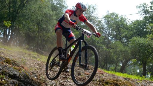 BTT.jpg Jovem a competir em Bicicleta Todo-o-Terreno, num percurso de terra