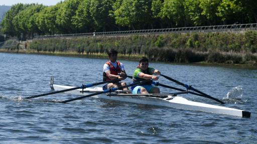 dois alunos numa embarcação de remo K2