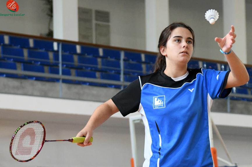 Rapariga a servir no Badminton