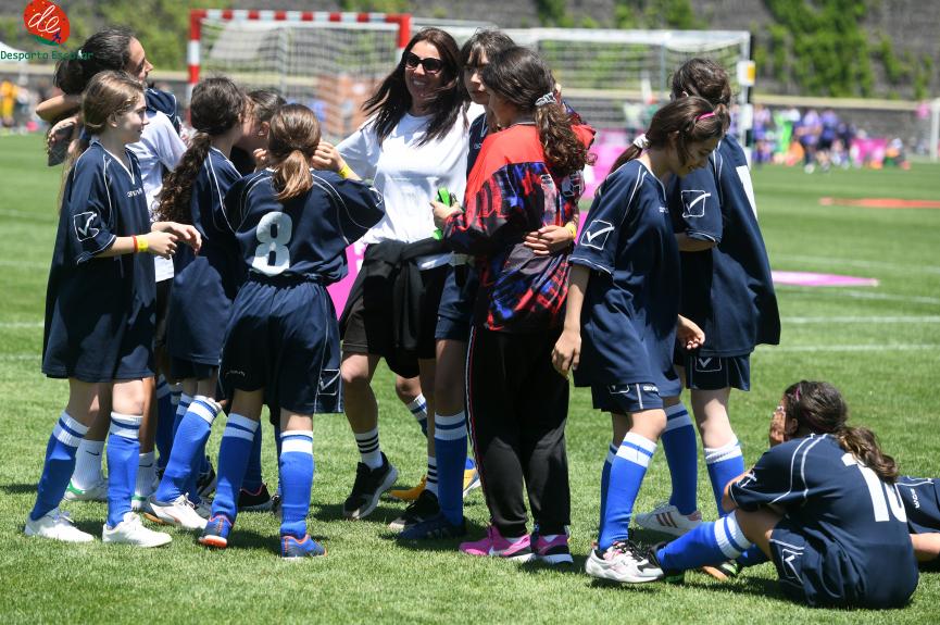 equipa de Futebol feminino hunto da professora