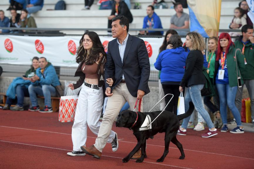 Atleta Carlos Lopes a chegar com o seu cão guia