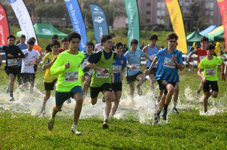 alunos masculinos a correr