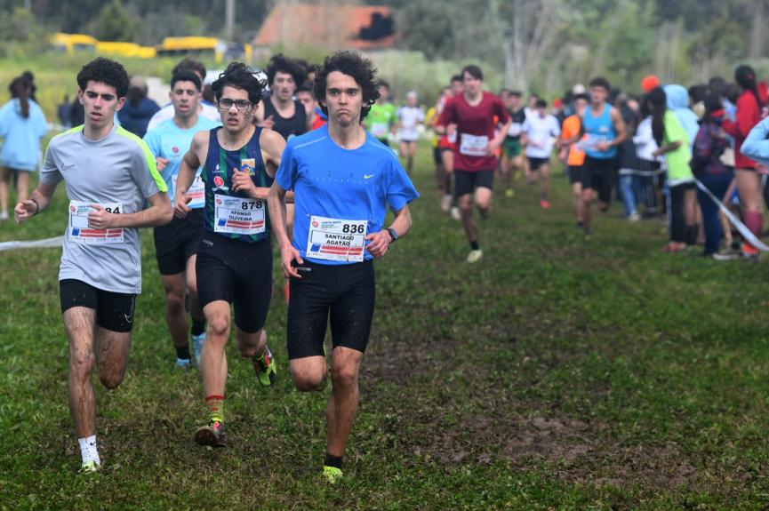 rapazes a correr no percurso cheio de lama