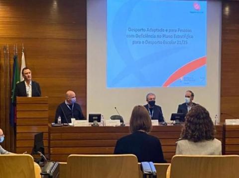 Coordenador Nacional do Desporto Escolar a falar no Porto num auditório 