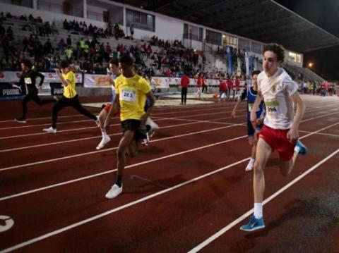 Alunos a correr na pista de atletismo no Megasprinter em VAgos