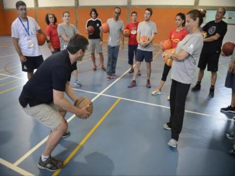formador a ensinar basquetebol a professores