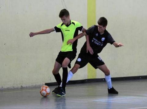 alunos a jogar futsal