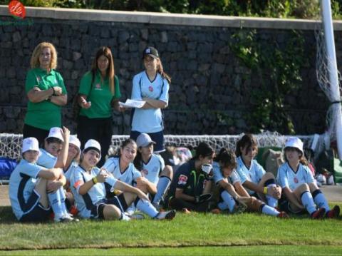 alunas com professoras na festa do futebol feminino 2022