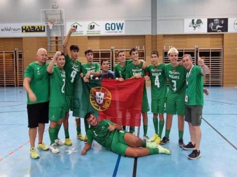 Equipa do Desporto escolar com a bandeira nacional 