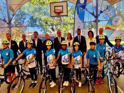 Minstro da Educação a entregar bicicletas DE sobre rodas