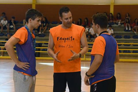 Dois alunos árbitros com o mentor nos campeonatos nacionais de iniciados