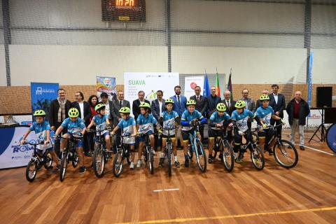 Alunos com as suas bicicletas e atrás as entidades oficiais