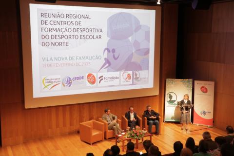 anfiteatro com  pessoas em reunião