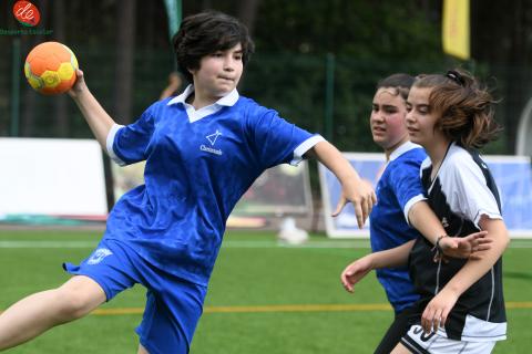 Menina a jogar andebol