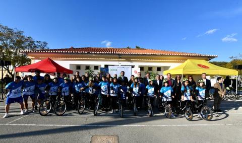 Foto de grupo com alunos e bicicletas