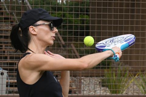 prodfessora a jogar Padel