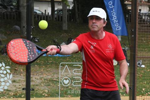 professor a jogar padel