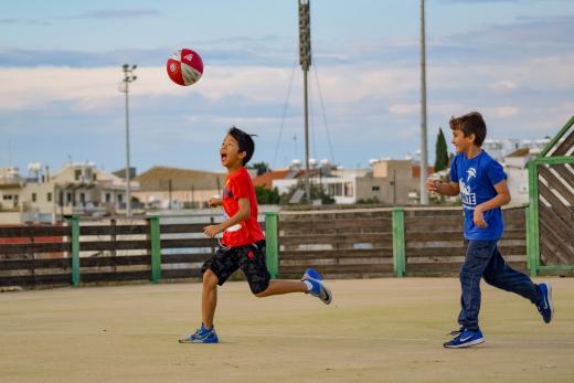 Futebol Crianças jogando futebol