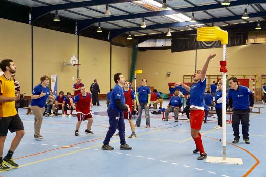 Corfebol Estudantes a jogar Corfebol no pavilhão
