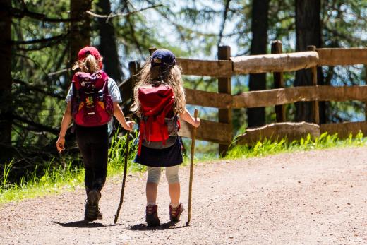 Multiatividades ao Ar Livre Jovens a caminhar ao ar livre