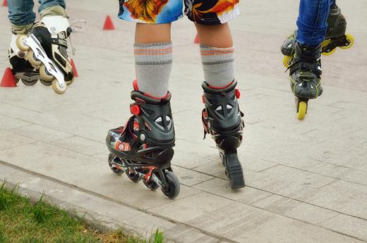 Patinagem jovem a aprender patinagem