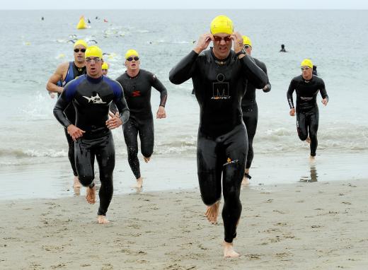 Triatlo participantes de prova de triatlo a sair da agua