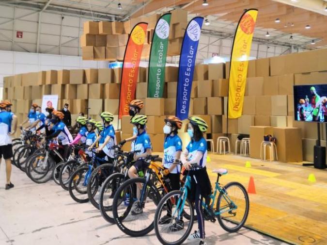 alunos do Desporto Escolar sobre rodas alinhados com as bicicletas