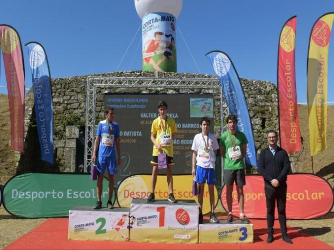 Alunos no podio no Corta mato Valença 2022