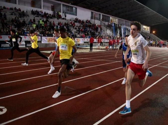 Alunos a correr na pista de atletismo no Megasprinter em VAgos