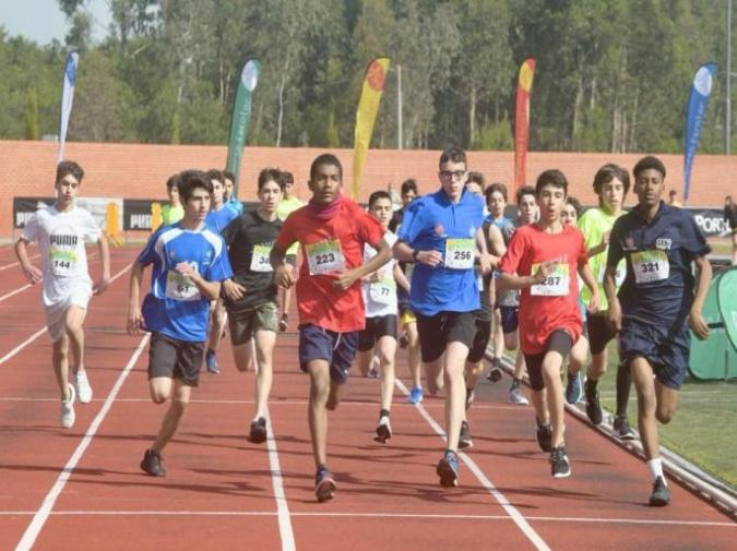 alunos a correr na pista de atletismo em Vagos