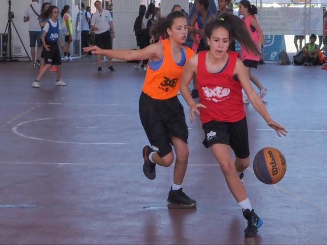 alunas a jogar basquetebol