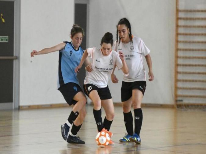 alunas a jogar futsal