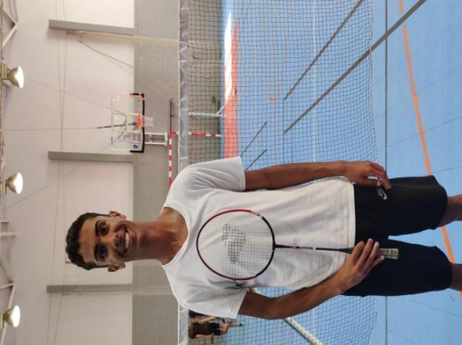 aluno com uma raquete de badminton