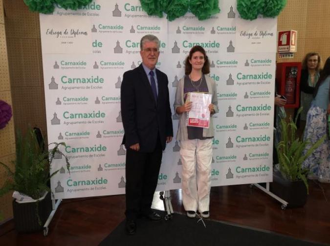 img_cerimonia_ana_beatriz.jpg professor a entregar a aluna prémio cartão branco