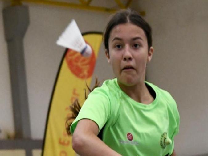 bb75e73a-64a0-4fe5-908b-a641b1b91e17.jpeg aluna a jogar badminton