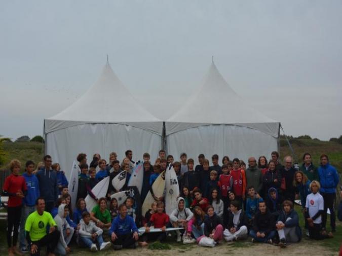 projeto_mega_class_de_surf_1.jpg Alunos na mega classe de Surf em França