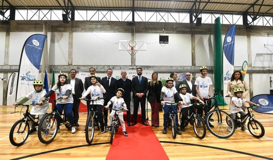 Governantes  e meninos com bicicletas do DE sobre rodas