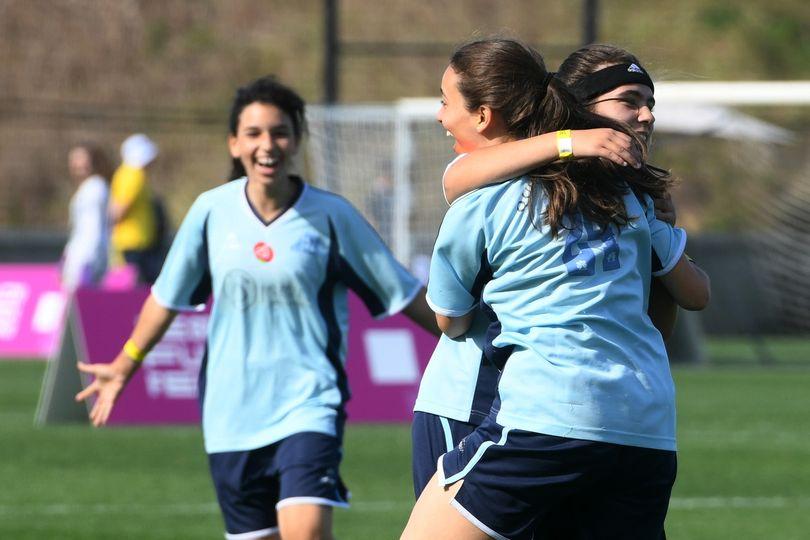 meninas a abraçarem-se na festa de futebol feminino