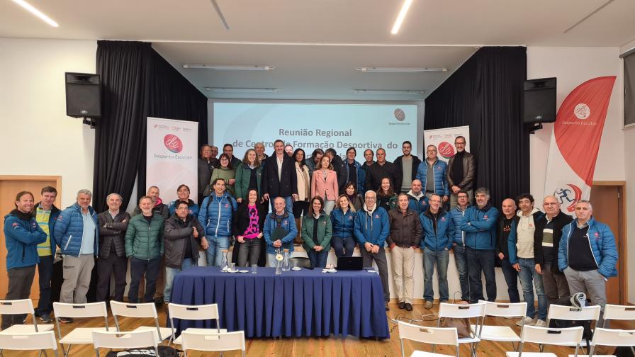 Fotografia de grupo dos elementos dos Centros de formação desportiva do centro