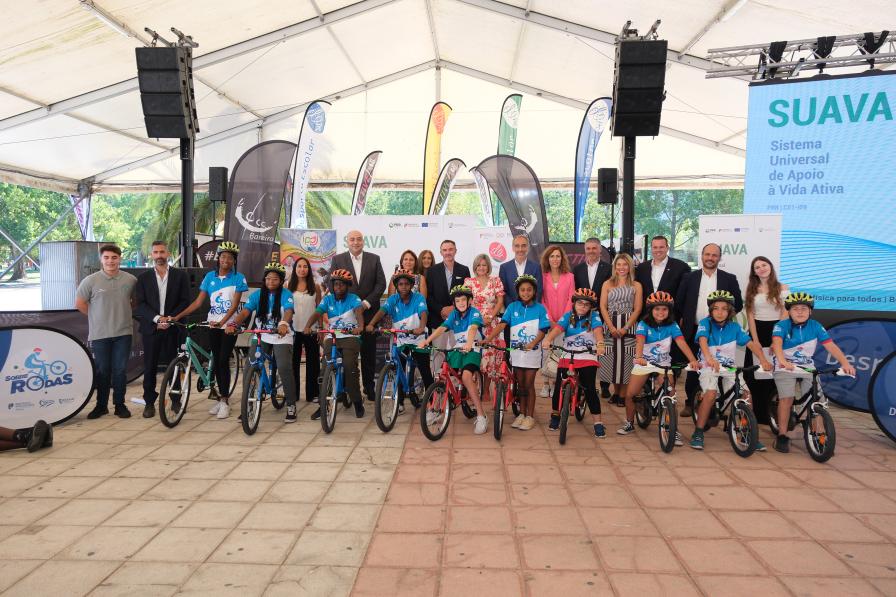 10 alunos junto das suas bibicletas ladeados das entidades ques tiveram presentes